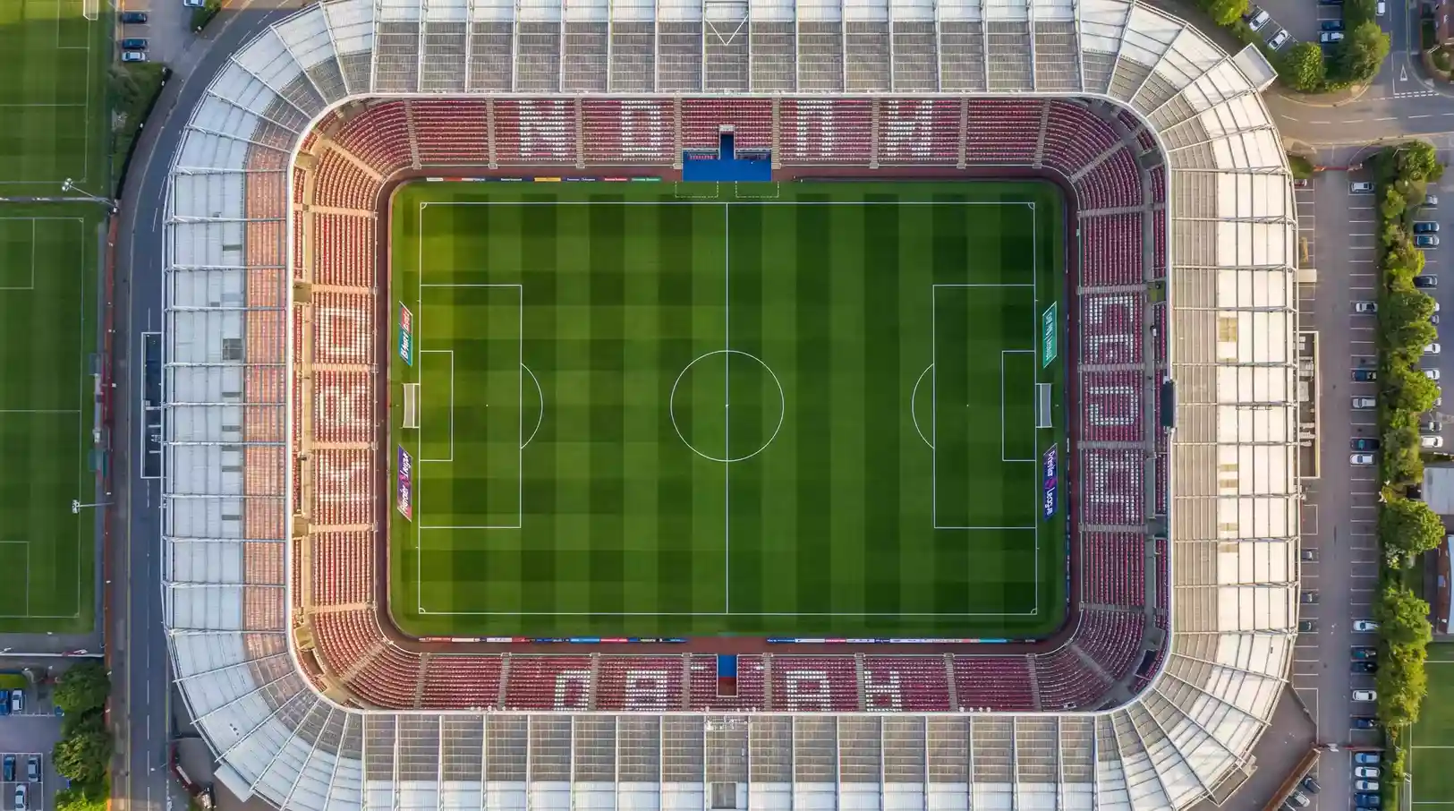 Vista aérea de un campo de fútbol de la Premier League con las líneas marcadas
