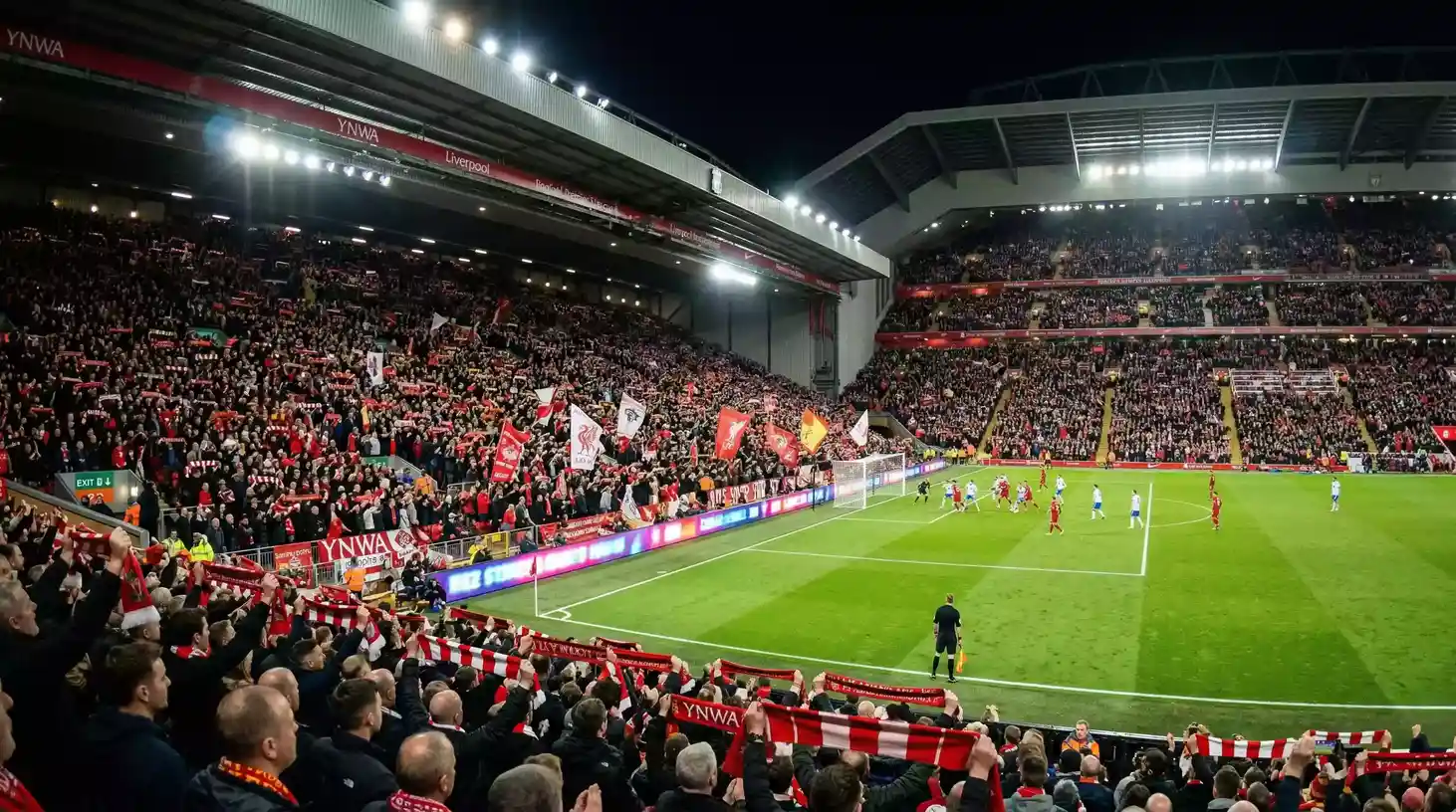 Estadio de fútbol inglés con paneles publicitarios y aficionados